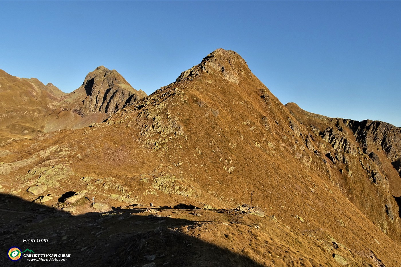 96 Per labile traccia e anche a vista ci abbassiamo dal Passo del Tonale al Passo di Mezzeno.JPG